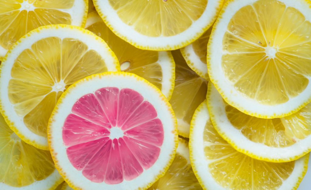 Free Photo  Close-up fresh lemons in a bag