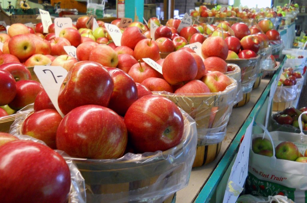 apples at a farm stand. Image by <a href="https://pixabay.com/users/genniebee512-870104/?utm_source=link-attribution&utm_medium=referral&utm_campaign=image&utm_content=689640">Genevieve Belcher</a> from <a href="https://pixabay.com/?utm_source=link-attribution&utm_medium=referral&utm_campaign=image&utm_content=689640">Pixabay</a>” class=”wp-image-2650470″/><figcaption>Image by <a href=